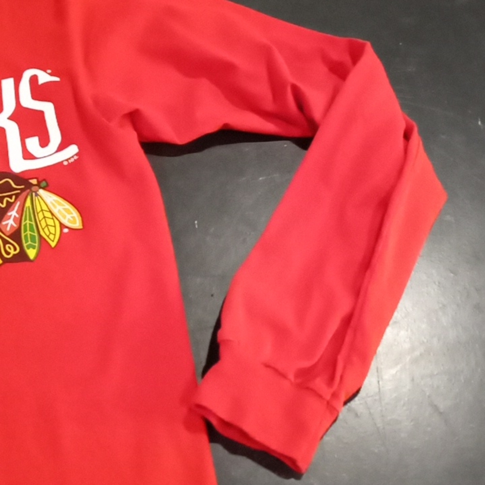 Chicago Blackhawks Hockey Long sleeve Tee Shirt. - Picture 4 of 5